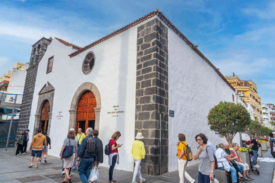 Tenerife 194 - Puerto de la Cruz - ermita de San Juan Bautista y iglesia de San Francisco.jpg